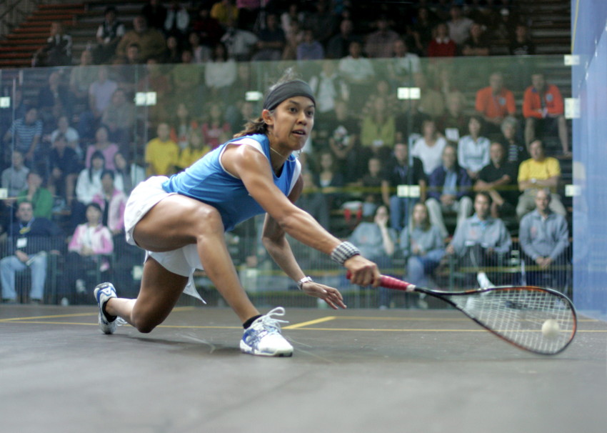 As shown here, top pros get themselves into strong positions at the front of the court with excellent control of movement under pressure, highlighting their ability to get down really low to the ball using great leg and torso strength.