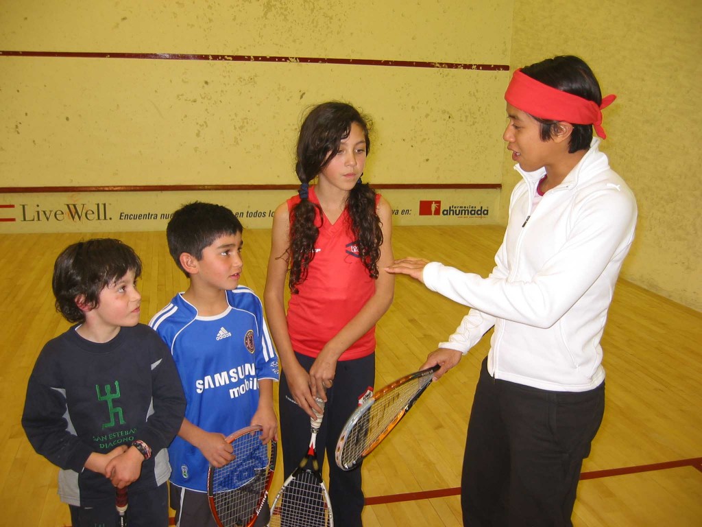 Nicol David (right) holds court with a group of Chilean children.