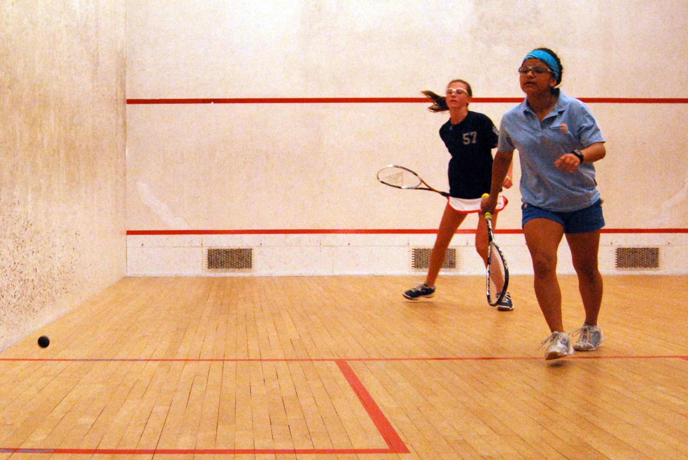 Libbie Maine won the GU17 in four games by stopping Reyna Pacheco (in light blue), who made the cross-country trek to Williamstown from Surf City Squash, San Diego’s Urban  Squash Program.