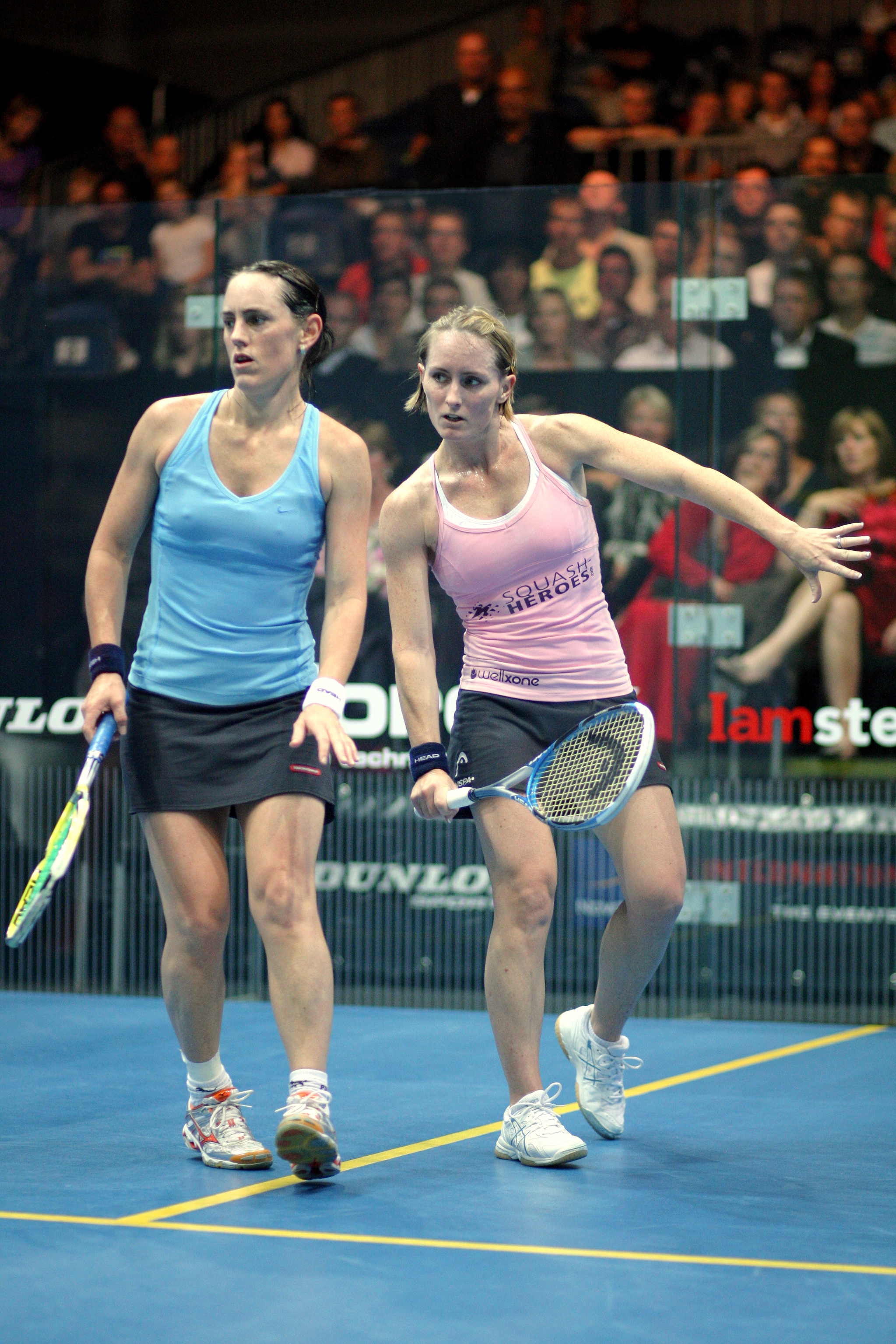 In a semifinal between sisters, it was Natalie Grinham (R) who exacted a bit of revenge on her elder, Rachael, by winning a tight four games after dropping the first. In 2007, Rachael beat Natalie in the final to win her only World Open title.