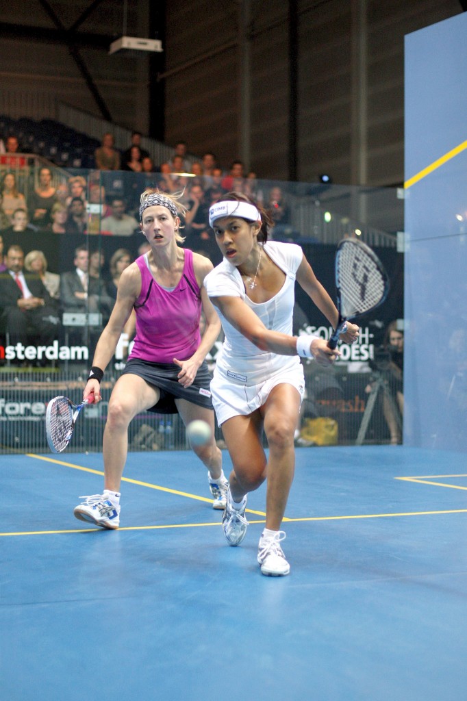 England’s Alison Waters (L) gave Nicol David all she could handle in the quarterfinals by winning the first game, 11-4, and pushing the defending champion to 15-13 in the third. This was the first trip to the semis in a World Open for Waters.