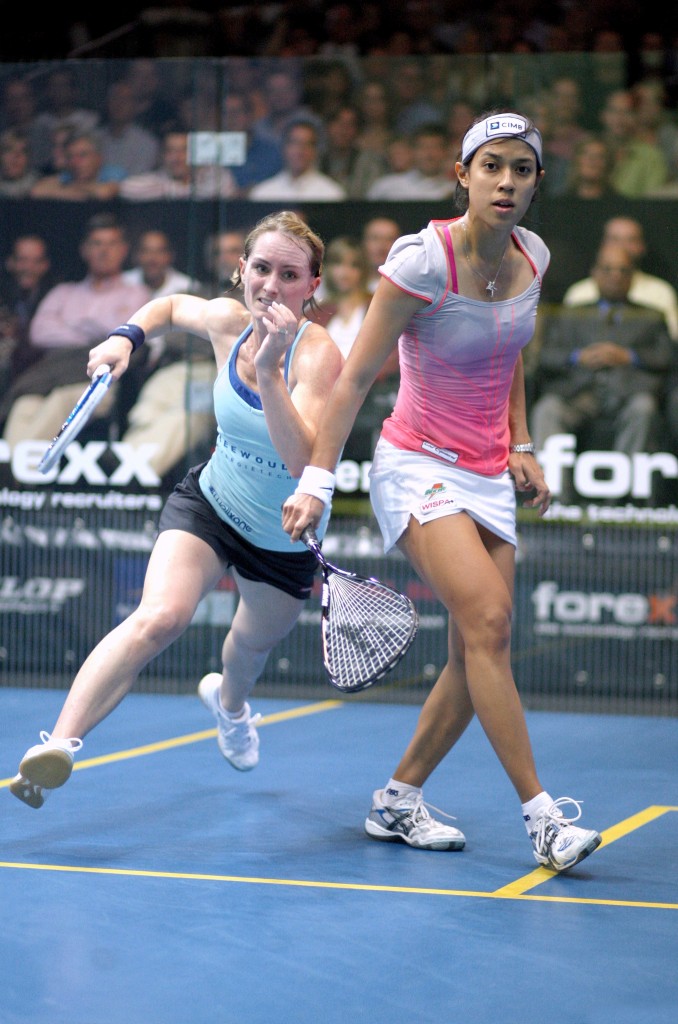 Despite dropping the opening game in the World Open final, Nicol David (R) kept Natalie Grinham on the run. For Grinham, this was her fourth runner-up finish in the Championship since 2004.