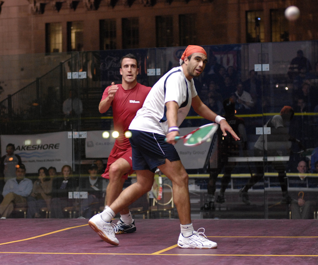 After being forced to play early rounds indoors as a result of torrential rain, the semifinals moved back outdoors. Peter Barker (L, in red) breezed past Hisham Ashour in three games before upsetting David Palmer in the final. 