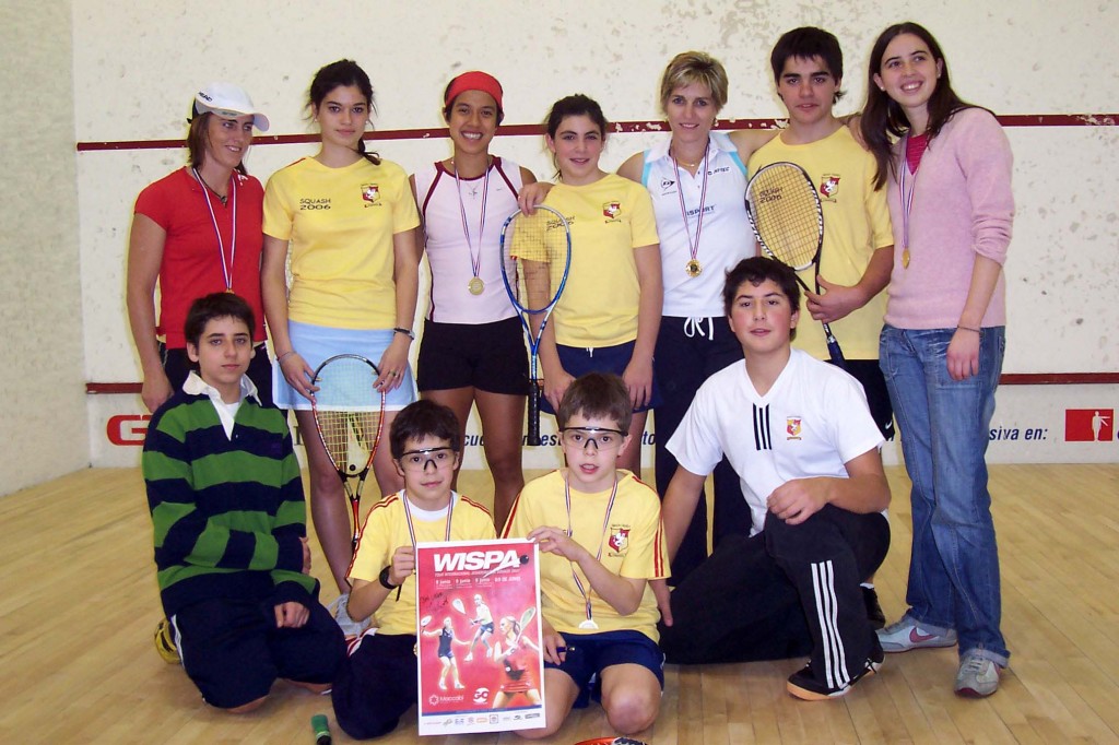 Rachael Grinham (L), Nicol David (third from L) and Fitz-Gerald with a group of enthusiastic children who traveled nearly 400 miles from Concepcion to Santiago, Chile, just to see their WISPA heroines in action.