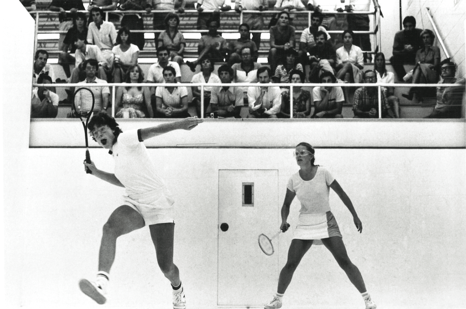 Alicia McConnell (L), with her trademark enthusiasm, attacked the ball in the finals of the Women’s Open draw at the first softball nationals in 1983. She beat Nina Porter 1, 2, 1, despite Porter making just a couple of unforced errors. McConnell, who went on to win the National Intercollegiates and National Open titles later that season, was unstoppable in Baltimore and outscored here opponents 81-14 over the weekend.